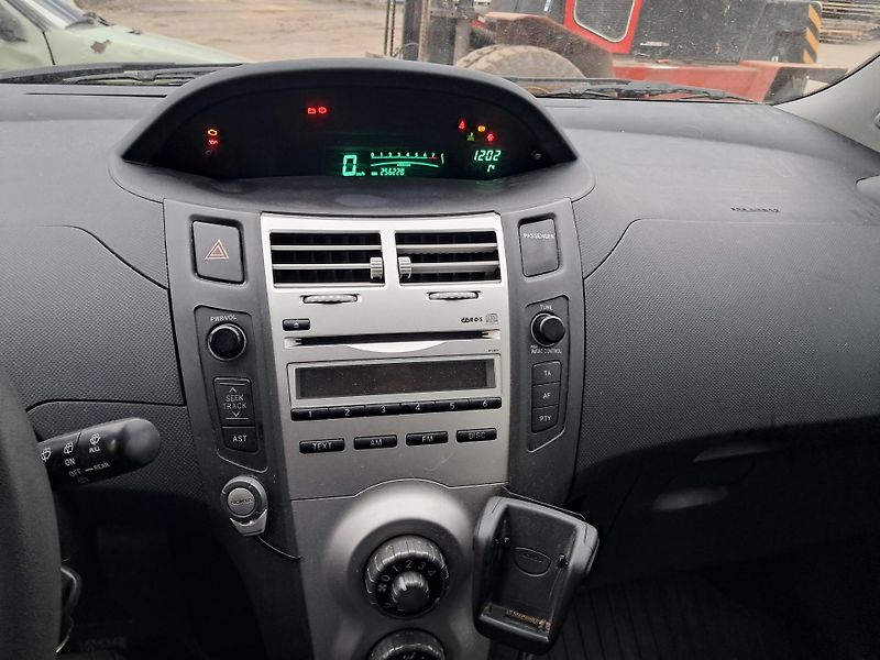 Toyota Yaris (2006) 1.3 64Kw NÁHRADNÍ DÍLY - fotka 8 z 10