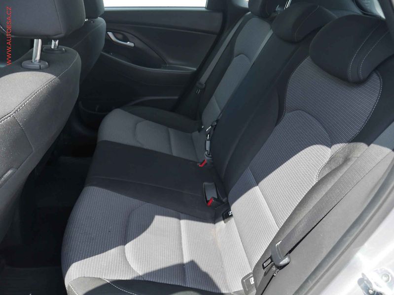 Hyundai i30 (2021) 1.5 DPi, ČR, AC, LED, kamera - fotka 10 z 15