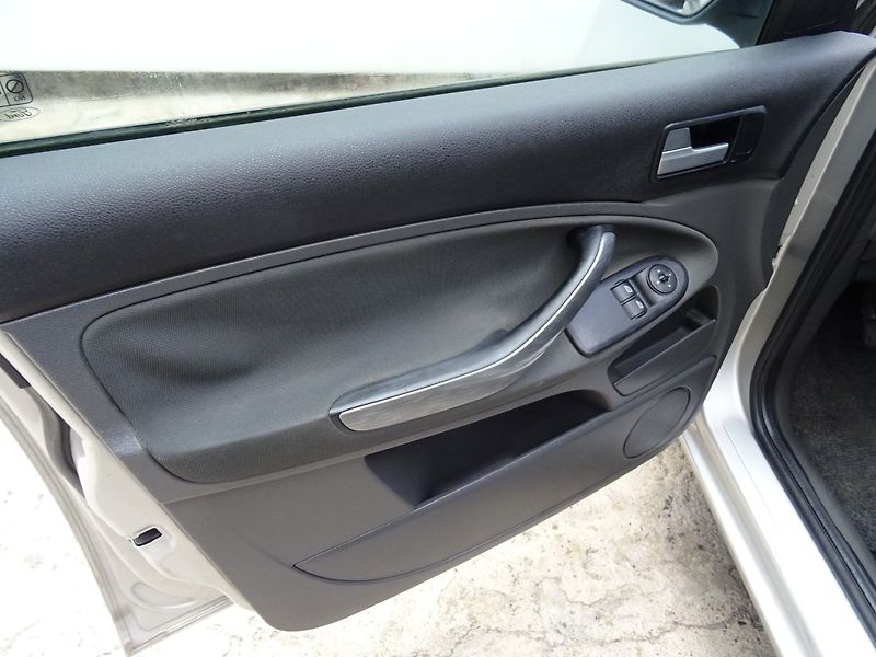 Ford C-MAX (2007) 1.6i,74kW - fotka 13 z 16