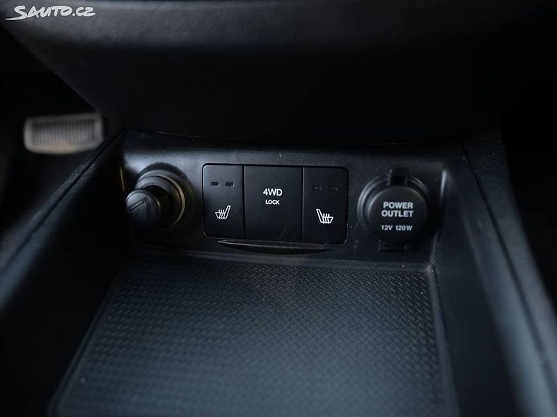 Hyundai Santa Fe (2009) 2.2 CRDI 4X4 7 MÍST PREMIUM - fotka 17 z 21
