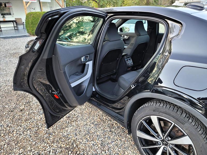 Polestar 2 0,0 300kw,AWD,MATRIX,SOH 91,5% - fotka 13 z 50
