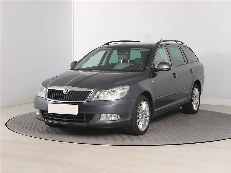Škoda Octavia (2011) Laurin&Klement 2.0 TDI, Xenony - fotka 2 z 16