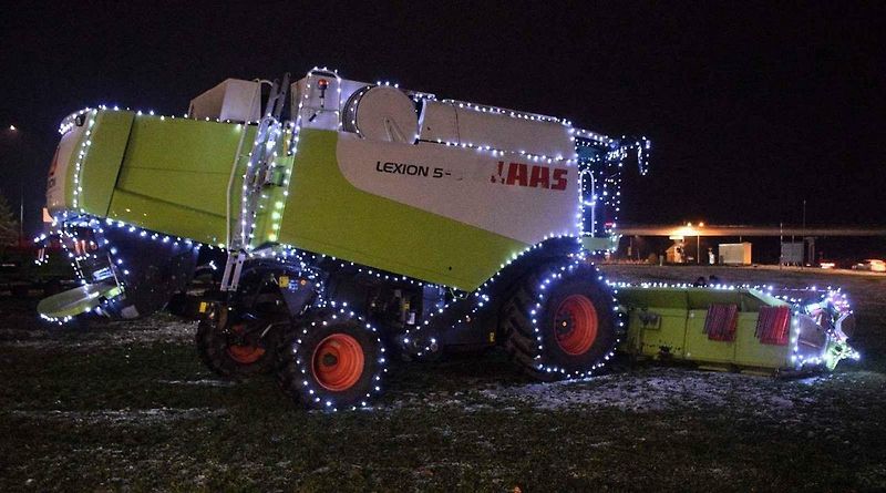Světla, koledy a obří stroje. Rozsvícení vánočního kombajnu zahájilo advent v Jičíně
