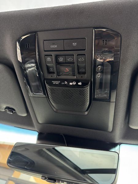 Toyota Land Cruiser (2023) 2.8 D-4D 4x4 Executive Skyview - fotka 21 z 33
