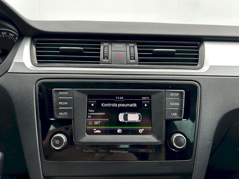 Škoda Rapid (2015) Spaceback 1.2 TSI 81kW MP6 Amb - fotka 17 z 31