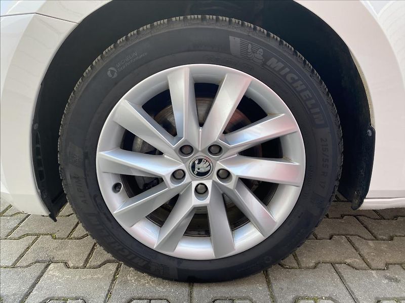 Škoda Superb 2,0 TDi  Executive / DSG / NAV - fotka 37 z 39