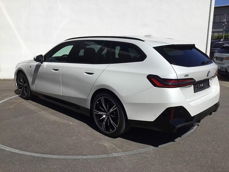BMW i5 xDrive40 M-Sport Pro Pano HuD - fotka 8 z 19