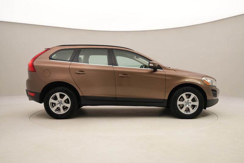 Volvo XC60 D4 AWD MOMENTUM CZ - fotka 13 z 45
