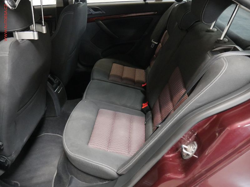 Škoda Octavia (2009) 2.0 TDi, ČR, xenon, autoAC - fotka 10 z 19