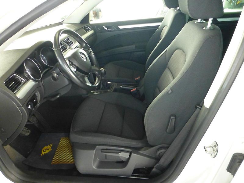 Škoda Superb (2014) 2,0TDI*NAV*PARK S*VYHŘ.S*XENON - fotka 11 z 29