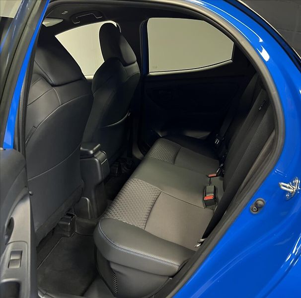 Toyota Yaris 1,5 Hybrid AT PREMIERE EDITION - fotka 11 z 17