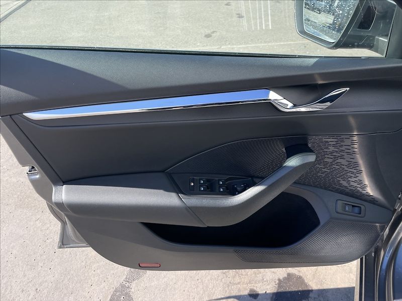 Škoda Octavia 2,0 TDI DSG Style Plus ACC - fotka 14 z 19