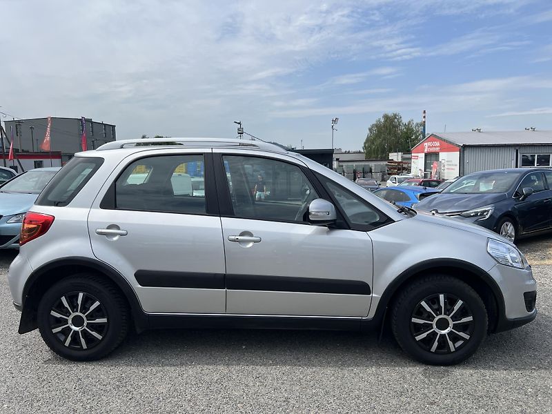 Suzuki SX4 1.6i 4x2 KLIMATIZACE TAŽNÉ - fotka 8 z 33