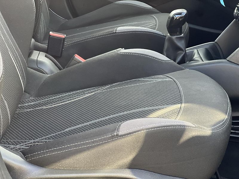 Peugeot 208 1.2i KLIMATIZACE ABS ASR ESP - fotka 32 z 41