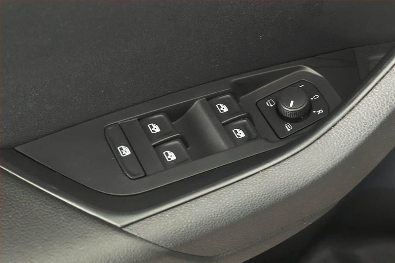 Škoda Karoq (2023) Sportline 1.5 TSI - fotka 18 z 19