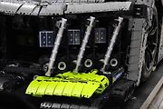 Instalace modelu stavebnice Peugeot Le Mans za účasti designera společnosti Lego