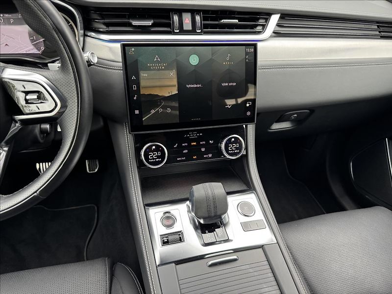 Jaguar F-Pace 3,0 P400 R-Dynamic SE AWD AT - fotka 19 z 31