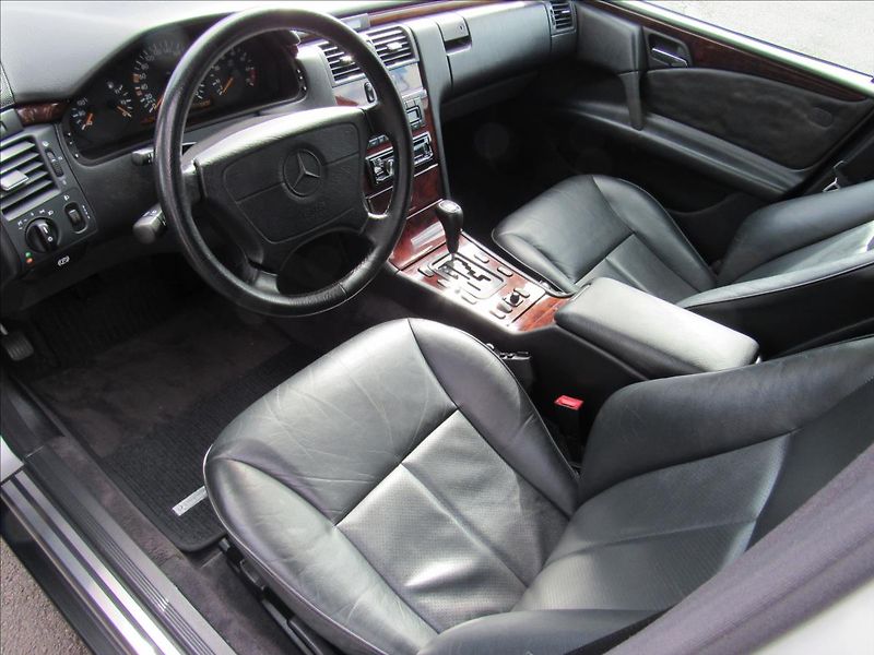 Mercedes-Benz Třídy E 3,2 E 320 Elegance Automat - fotka 9 z 24