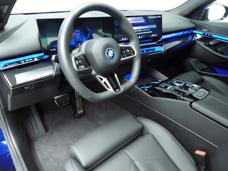 BMW i5 xDrive40 M-Sport 4zon H/K Vent - fotka 9 z 30