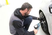 Maximálně přípustné nahuštění pneumatik se kontrolovalo