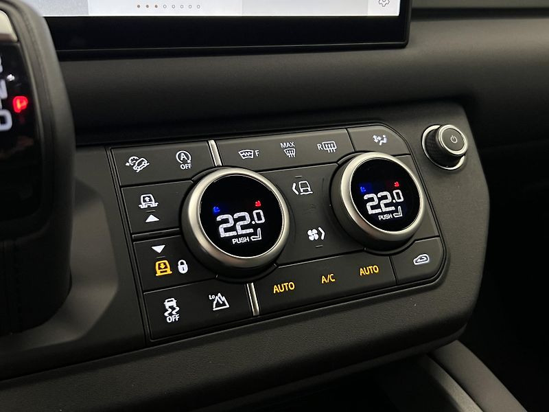 Land Rover Defender 110 D300 AWD X-DYNAMIC SE AUT - fotka 28 z 45