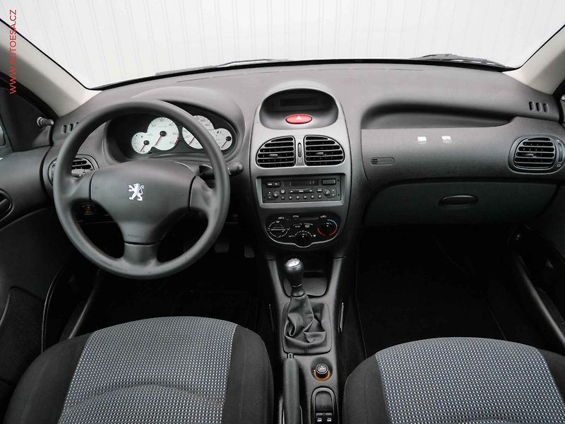 Peugeot 206 (2003) 1.4HDi, 2.maj,ČR, AC, tažné - fotka 10 z 12