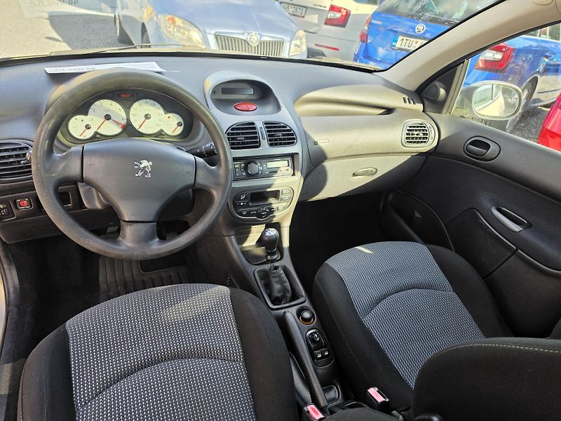 Peugeot 206 1.6 i 80kw Panorama  - fotka 10 z 21