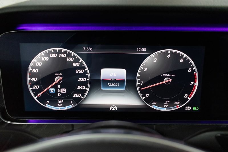 Mercedes-Benz Třídy E E400 AMG*4MATIC*AIRMATIC* - fotka 23 z 36