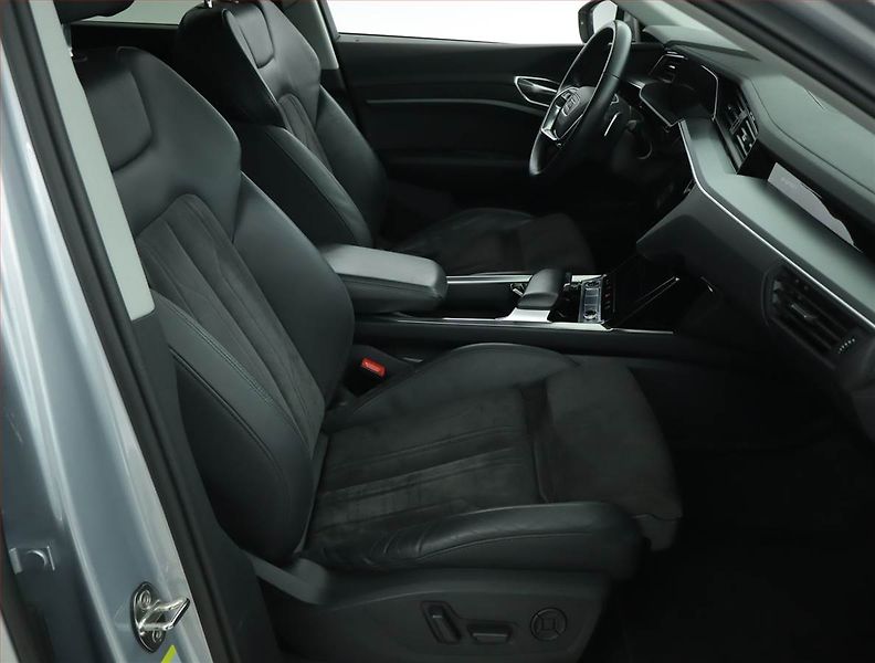 Audi e-tron (2021) 50 quattro, SoH 92% - fotka 9 z 19