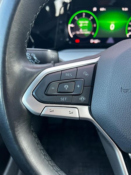 Volkswagen Golf 2.0TDI ACC LED Comfort - fotka 9 z 24
