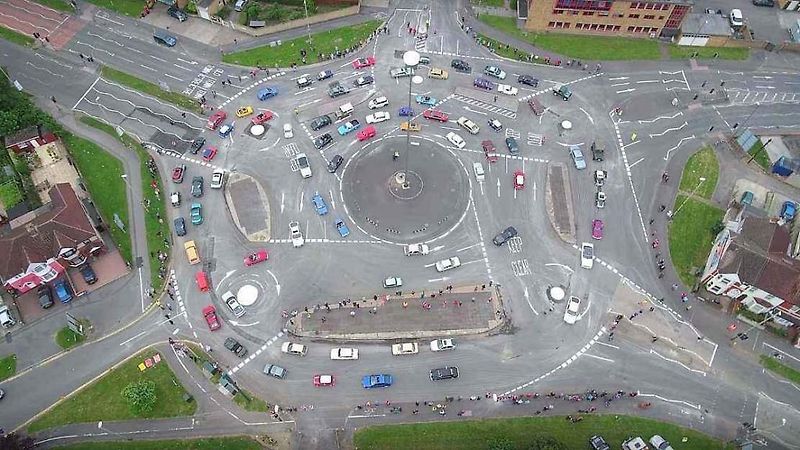 „Kouzelný kruhový objezd“ v anglickém městě Swindon.