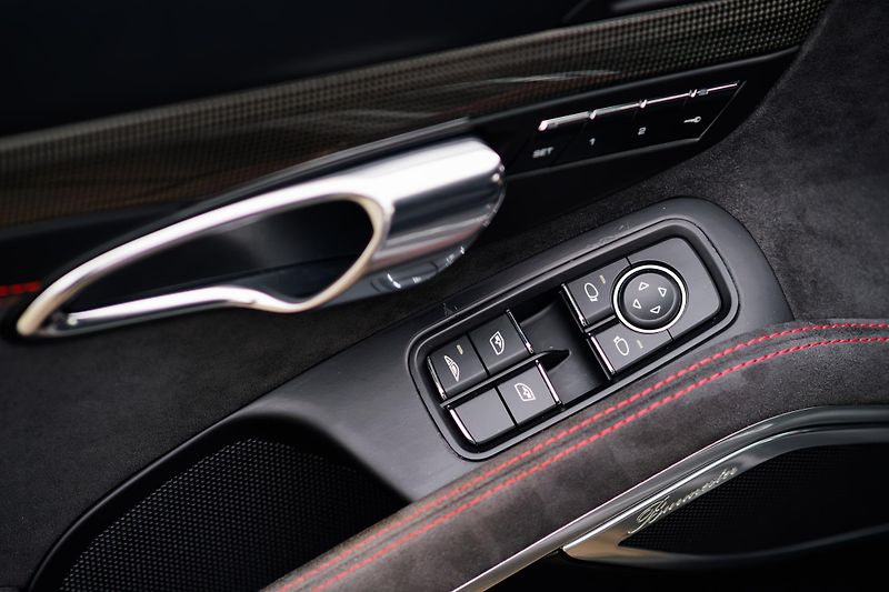 Porsche 911 Carrera 4 GTS Lift 331kWCabrio - fotka 36 z 52