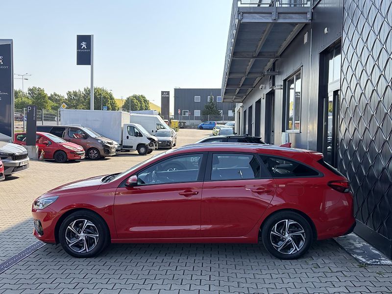 Hyundai i30 COMFORT 1.5 DPI 81 kW - fotka 4 z 23