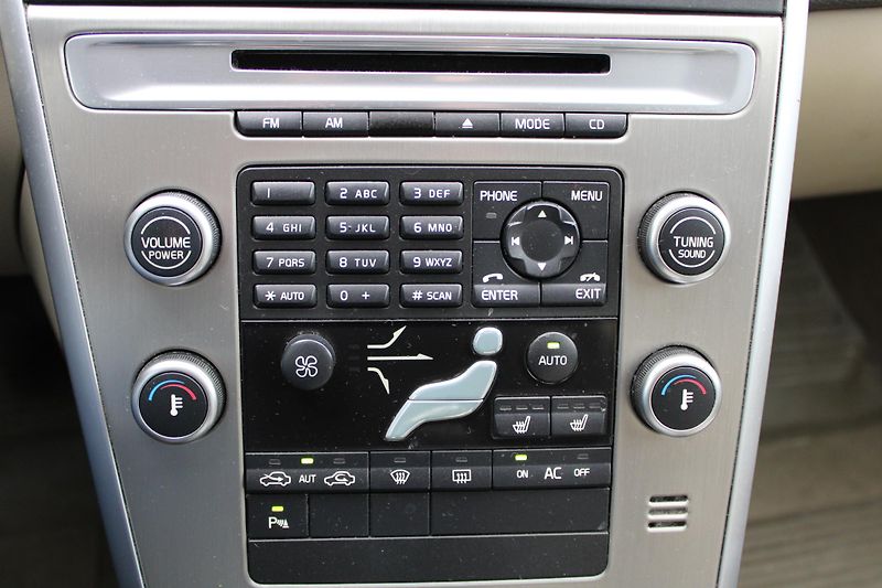 Volvo XC60 2,4D SUMMUM - fotka 17 z 22