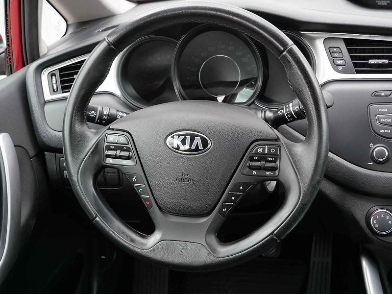 Kia Ceed (2017) 1.6 GDi, 2.maj,ČR, AC, park - fotka 12 z 17