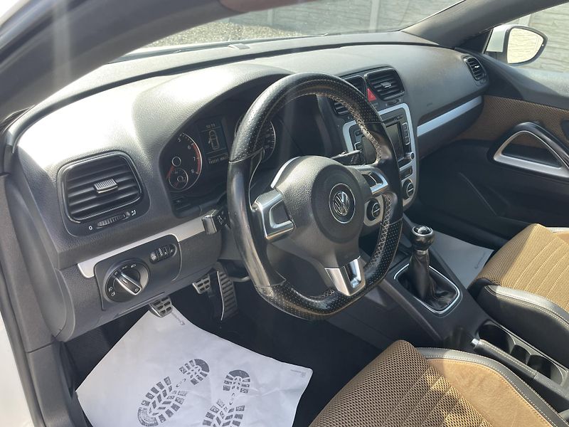 Volkswagen Scirocco 1.4TSi 125PS SPORT EDITION TOP - fotka 94 z 178