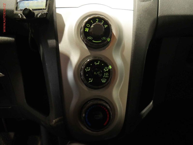 Toyota Yaris (2007) 1.0i, ČR, Klima - fotka 15 z 16
