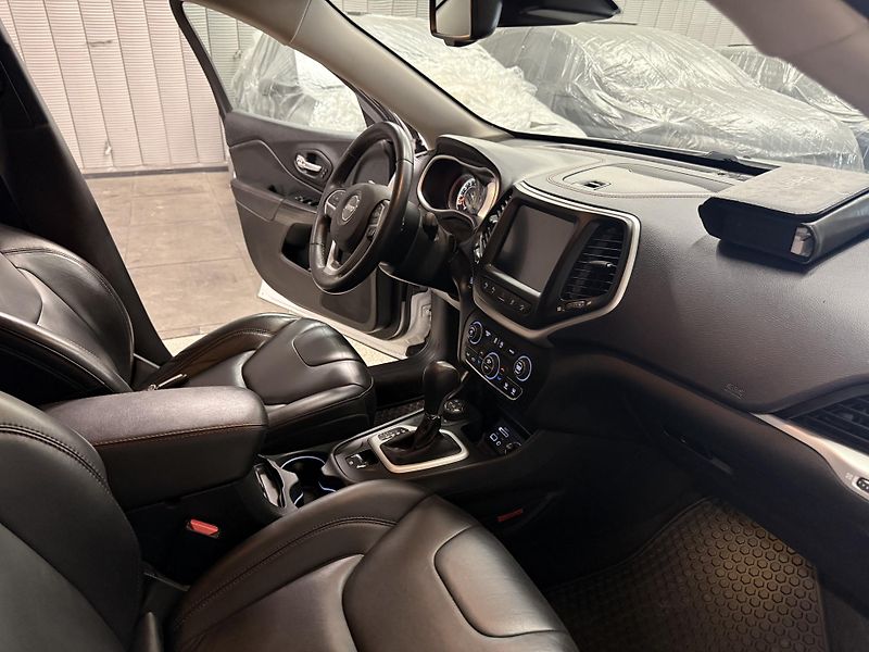 Jeep Cherokee (2016)  3.2 V6 Trailhawk 4WD,1941!! - fotka 2 z 37