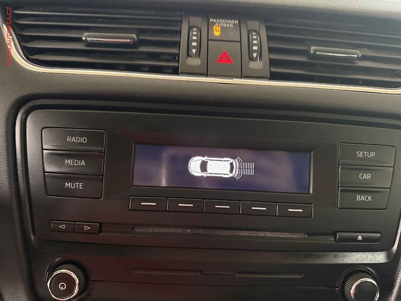Škoda Octavia (2014) 1.6TDi 4x4, AC, výhřev sed - fotka 17 z 17