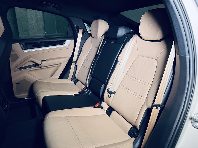 Porsche Cayenne (2023) S*V8*SPORTDESIGN*ZÁRUKA*MAX.VY - fotka 36 z 43