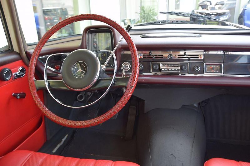 Mercedes-Benz 200 (1968) 200D  - fotka 7 z 31