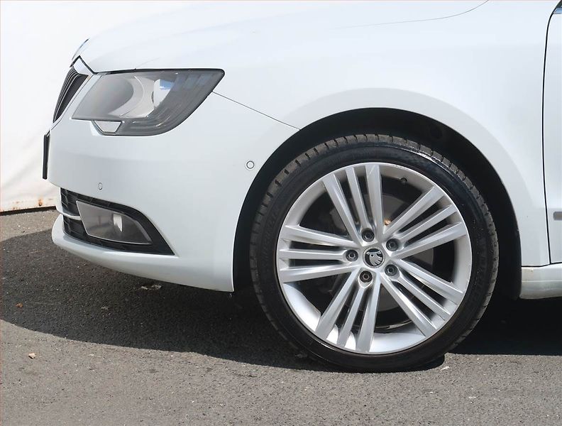 Škoda Superb (2014) Elegance 2.0 TDI, 4X4 - fotka 15 z 22