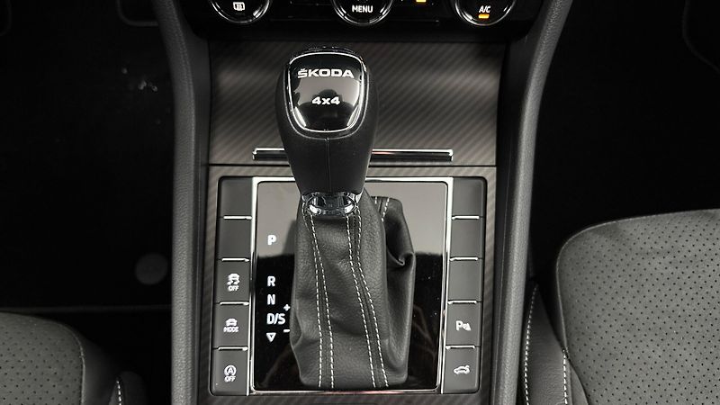 Škoda Superb 2.0 TDI DSG 4x4 Sportline Comb - fotka 24 z 28
