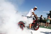F1 2017 GP Maďarska - Lewis Hamilton (Mercedes) baví své fanoušky v den závodu
