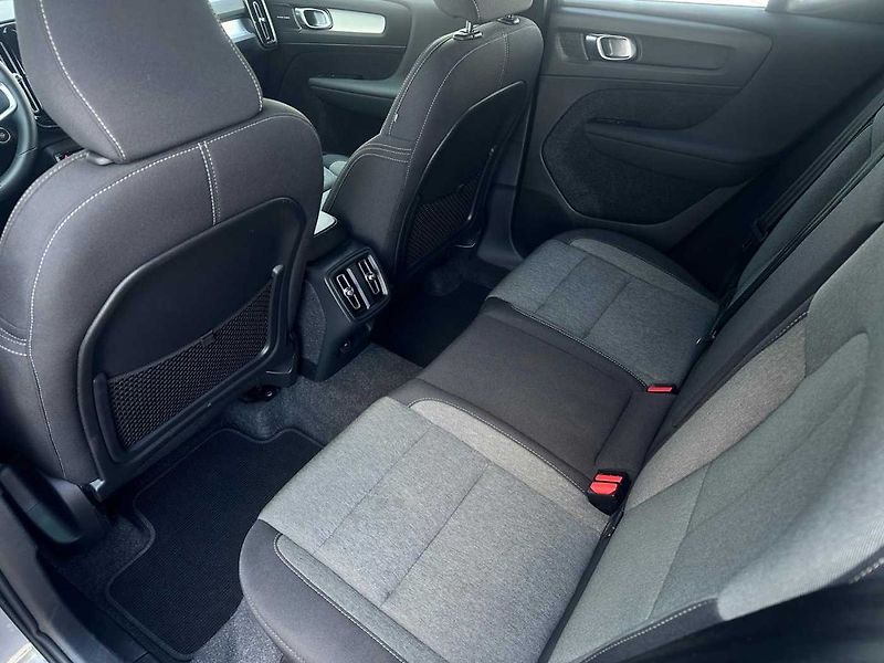 Volvo XC40 PLUS DARK B4 145kW, BLIS, ACC - fotka 8 z 16