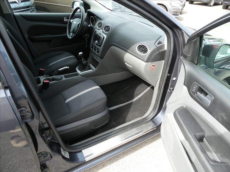 Ford Focus 1,6 16V 74kW 2xkola,závěs,serv - fotka 19 z 42