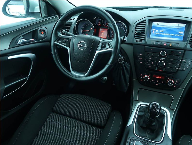 Opel Insignia (2010) 1.6 Turbo, Navi, Xenony - fotka 7 z 16