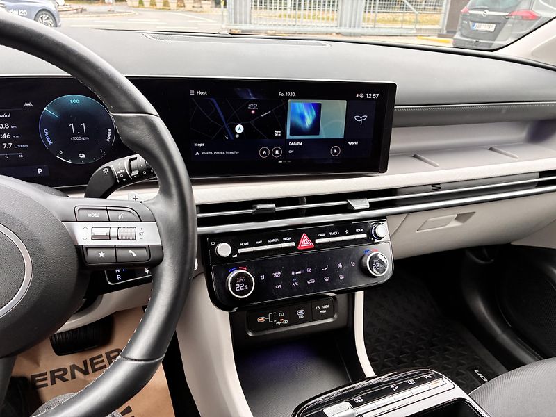 Hyundai Tucson 1.6T-GDi HEV 158kW REZERVACE - fotka 22 z 35