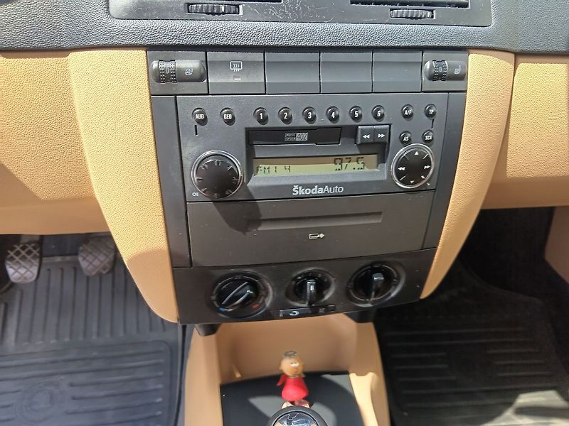Škoda Fabia 1.4 16V  Elegance - fotka 14 z 28