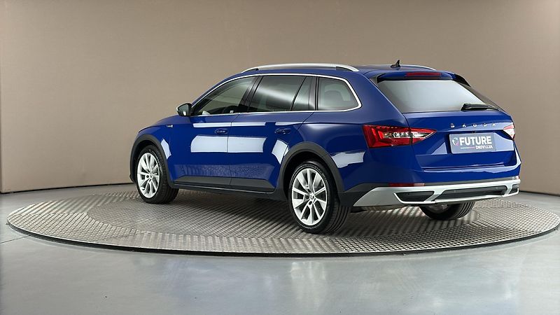 Škoda Superb 2.0 TDI DSG 4x4 Scout Combi - fotka 2 z 33